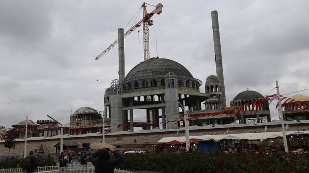 Džamiju Taksim čeka 2.500 ljudi