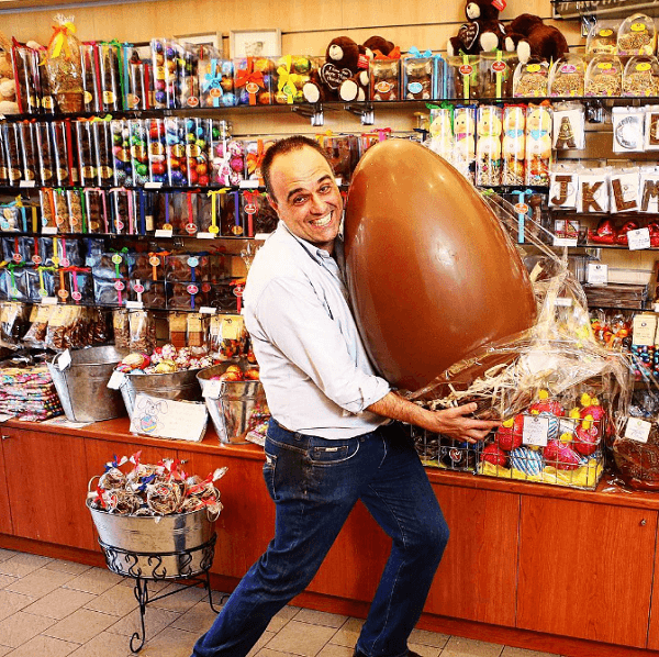 John Kapos kreirao je Snapchat, nadahnut velikim uskršnjim jajetom od čokolade.