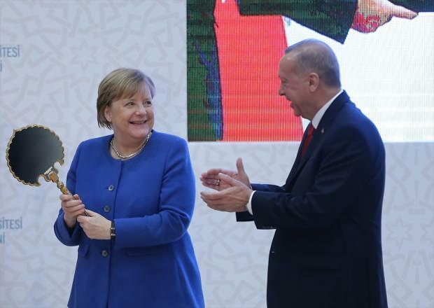 trenutak kada je Angela Merkel dobila poklon od predsjednika Erdogana 