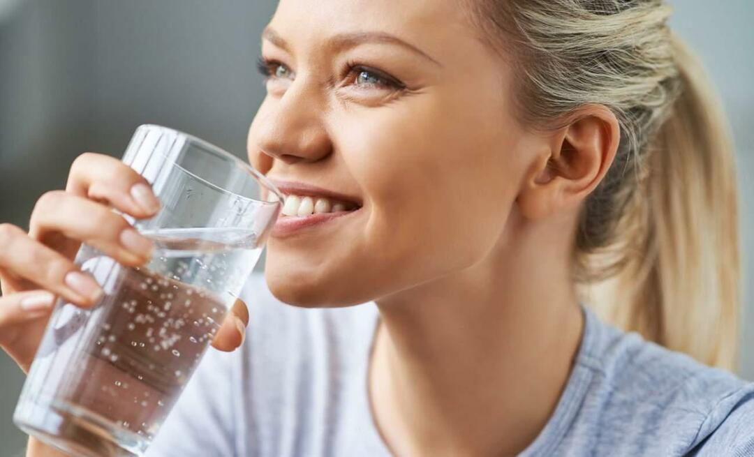 Koje su prednosti pijenja vode za kožu i kosu? Poboljšava li pijenje puno vode kožu?