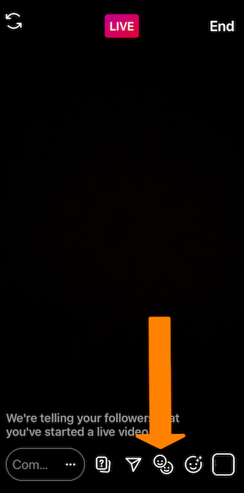 snimka zaslona emisije Instagram Live s narančastom strelicom koja pokazuje na ikonu smajlića na dnu zaslona