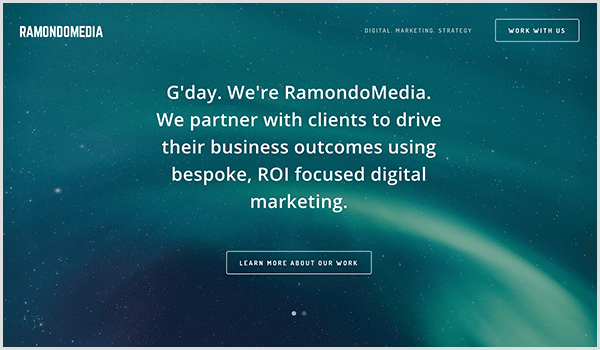 Web stranica RamandoMedia ima tamnoplavu pozadinu sa zvijezdama i crtama svjetlosti. Preko slike se pojavljuje bijeli tekst i gumb. U tekstu stoji G'day. Mi smo RamondoMedia. Surađujemo s klijentima kako bismo postigli svoje poslovne rezultate koristeći digitalni marketing usmjeren na ROI. Tekst gumba kaže Saznajte više o našem radu. 