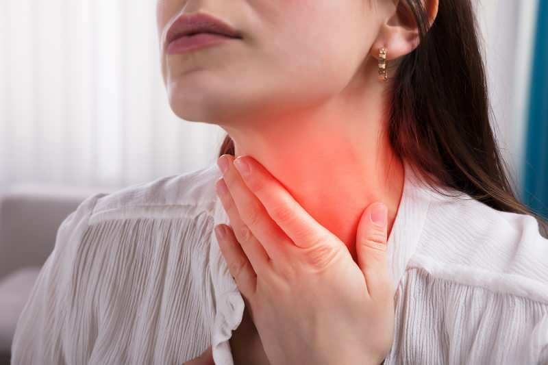 faringitis se vidi s upaljenim grlom