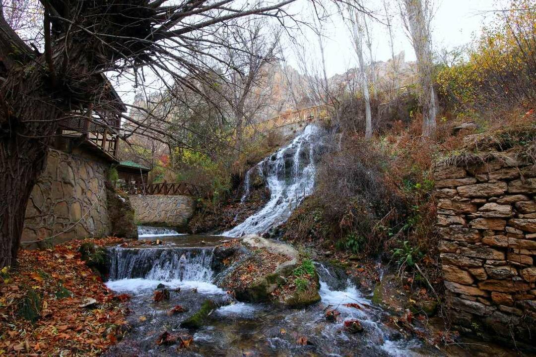 Vodopad Günpınar nudi bujnost boja