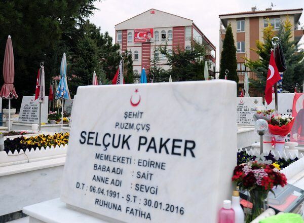Majka mučenice Selcuk Paker preselila se preko puta groba svog sina!
