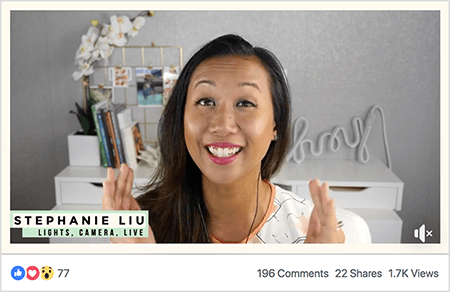 Ovo je snimka zaslona Stephanie Liu u Facebook videu uživo. Gledatelji mogu vidjeti Stephanie od ramena prema gore. Stephanie je Azijatkinja s crnom kosom koja joj visi točno ispod ramena. Nasmijana je i našminkana i u bijeloj košulji s apstraktnim uzorkom breskve i crne boje. U donjem lijevom dijelu, na svijetlo zelenoj pozadini nalazi se crni tekst "Stephanie Liu, Lights Camera Live". Pozadina njezinog videozapisa uživo je siva soba s bijelim stolom. Na stolu su knjige i bijela orhideja u četvrtastom bijelom loncu. Bijeli neonski natpis koji piše "hej" također sjedi na stolu i isključen je. Video uživo ima 77 reakcija, 196 komentara, 22, dijeljenja i 1,7 tisuća pregleda.