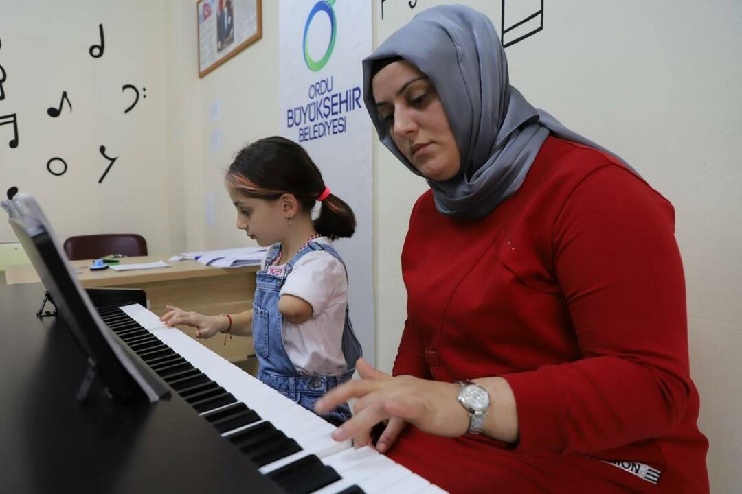 Zeynep uči svirati klavir sa svojom majkom