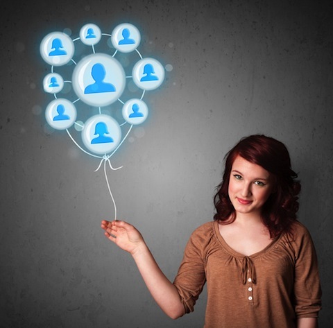 mlada žena koja drži balon društvene mreže
