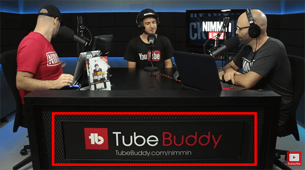Ovo je snimka zaslona s prijenosa uživo Nimmin Livea s Nickom Nimminom. Stol studija za livestreaming pokazuje da TubeBuddy sponzorira emisiju.