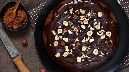 Praktičan recept za tortu s čokoladnim umakom i lješnjacima 