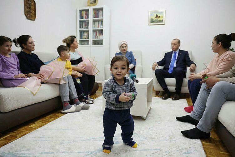 Predsjednik Recep Tayyip Erdoğan i njegova supruga Emine Erdoğan posjetili su obitelj preživjelih u potresu