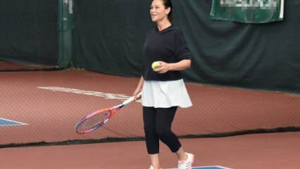 Hülya Avşar je igrala tenis u svom domu!