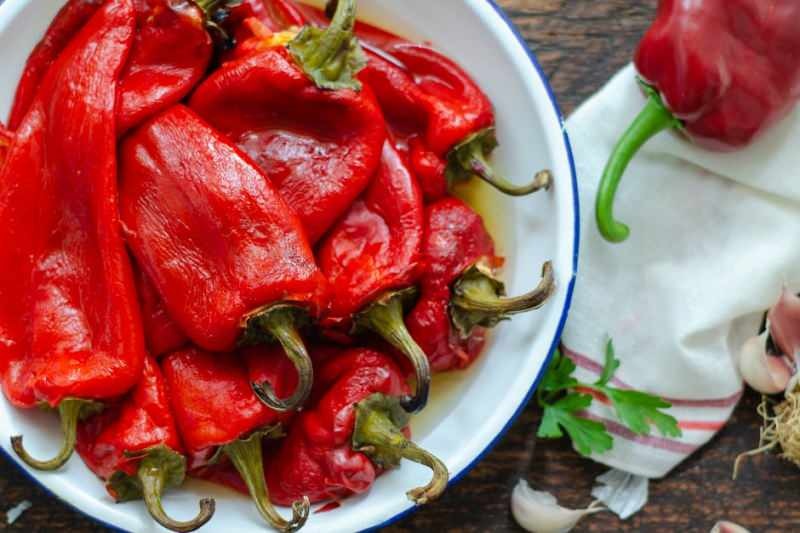 Kako lako oguliti pečenu papriku? Pečenu papriku najlakše oguliti