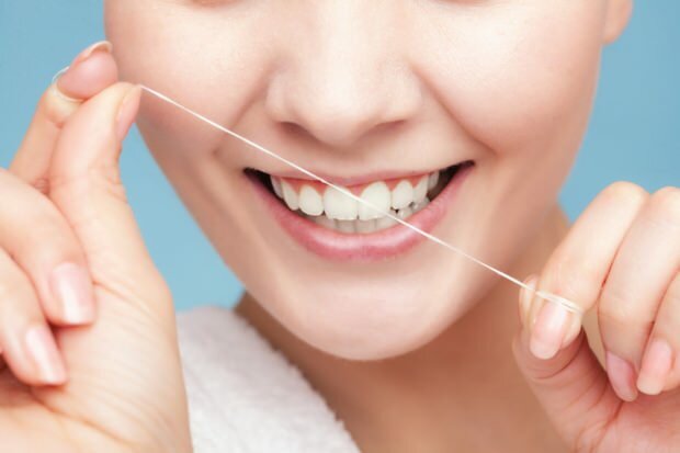 Za uklanjanje ostataka između zuba preporučuje se upotreba zubnog konca.
