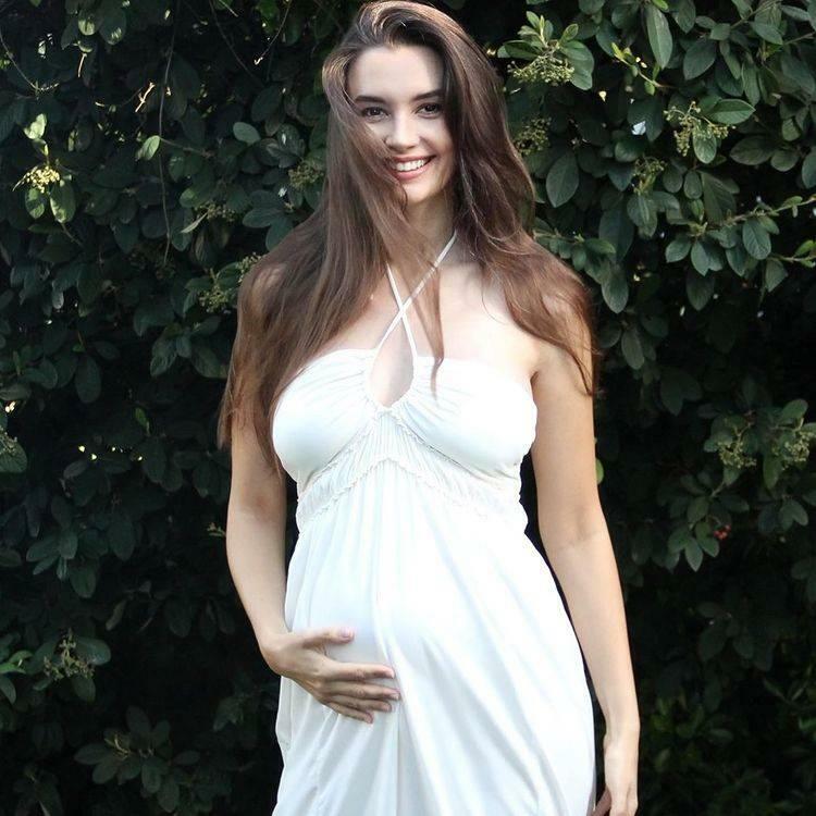  Leyla Lydia Tuğutlu trudnička poza