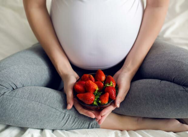 Da li jesti jagode mrlje tijekom trudnoće? Ima li štete na jagode?