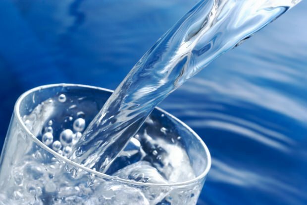 Hoće li pijenje previše vode smršavjeti? Je li štetno piti vodu noću?