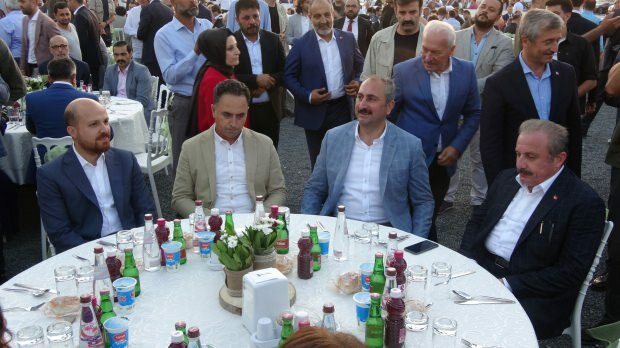 Bilal Erdoğan, ministar pravosuđa Abdülhamit Gül i predsjednik parlamenta Mustafa Şentop