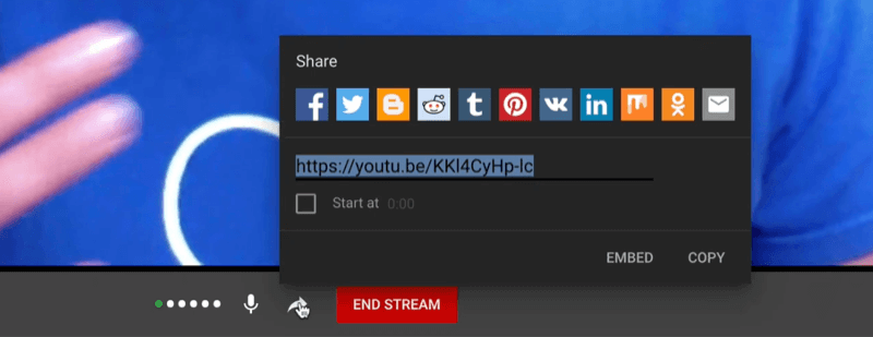 mogućnosti prijenosa uživo na YouTubeu, uključujući mjerač zvuka, gumb za isključivanje zvuka i vezu za dijeljenje s raznim ikonama platforme i kratku vezu za dijeljenje videozapisa uživo