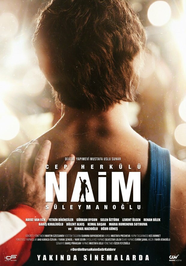 Ljudi postavljaju plakat filma Naim