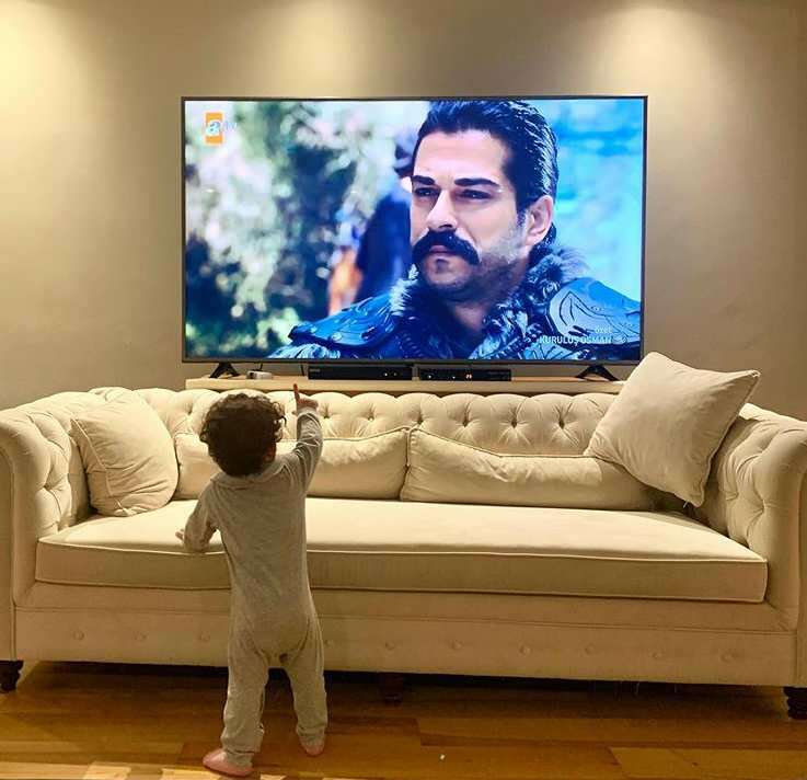 Burak Özçivit je prvi put dijelio svog sina! Kad je Karan Özçivit vidio oca na TV-u ...