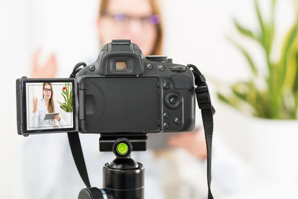 Tronožac će stabilizirati vašu kameru kako bi se osiguralo da se ne trese tijekom snimanja.