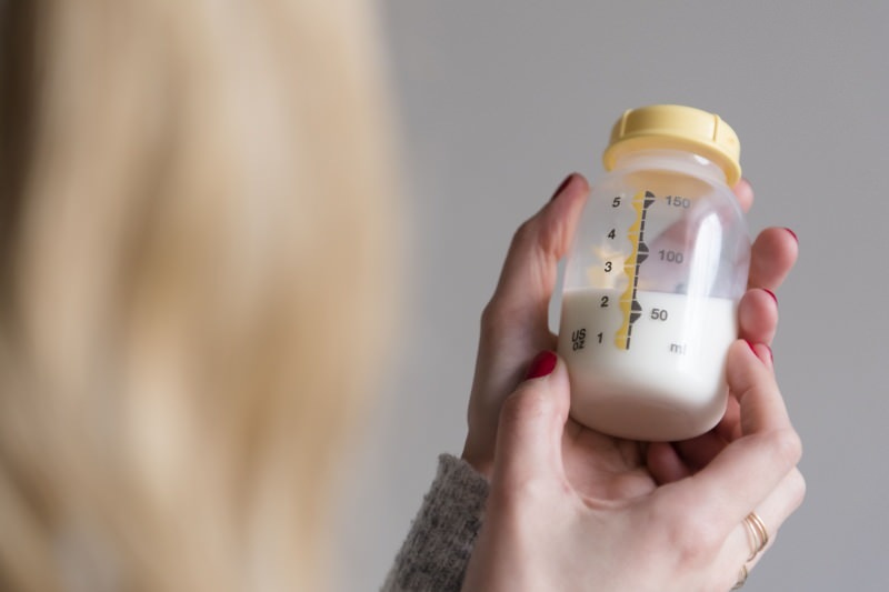Kako izraziti i pohraniti bezbolno majčino mlijeko? Metoda mužnje ručnih i električnih pumpi