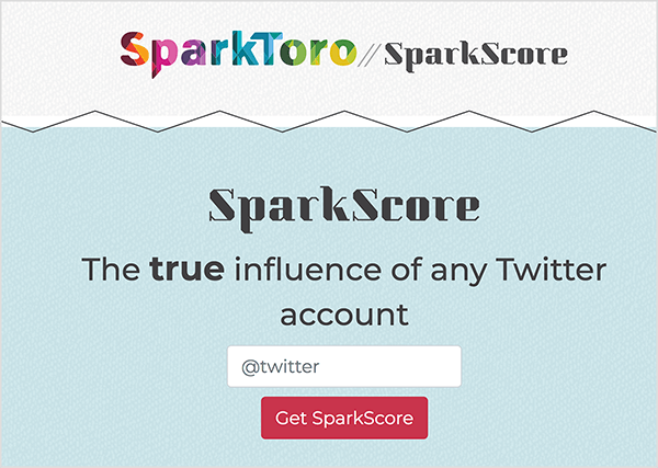 Ovo je snimka zaslona web stranice SparkScore. Na vrhu je logotip SparkToro, što je naziv u ekstra podebljanom fontu s geometrijskim područjima duginih boja. Nakon dvije kose crte prema naprijed nalazi se naziv alata, SparkScore. Slogan je "Pravi utjecaj bilo kojeg Twitter računa". Ispod sloga nalazi se bijeli okvir za tekst koji traži od korisnika da unese svoj Twitter ručicu i crveni gumb s oznakom Get SparkScore.