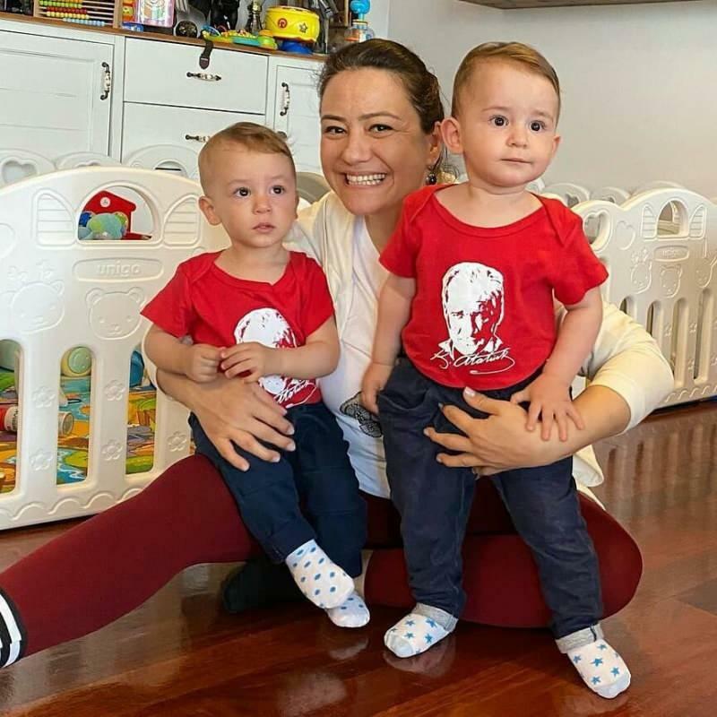 Nova poza voditeljice Ezgi Sertel sa svojim blizancima!