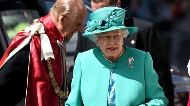 Kraljica Engleske 2. Elizabeth traži osoblje za čišćenje u svojoj palači! Sretna je pronaći mrtvu muhu ...