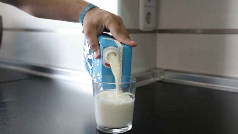Kako izbjeći prskanje oko sebe dok sipate mlijeko