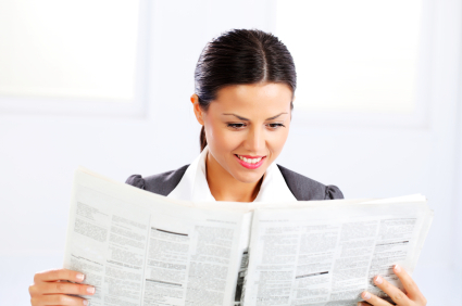poslovna žena čita novine