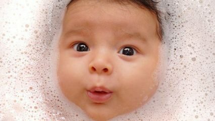 Beba koja guta vodu tijekom kupanja! Kako se ljekovita kupka daje novorođenoj bebi?