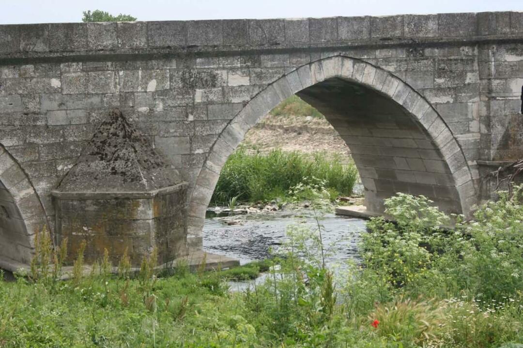 Okviri s mosta Sokullu Mehmet Pasha