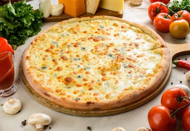 Kako napraviti pizzu sa četiri sira? Najlakše izrađivanje četiri pizze sa sirom!