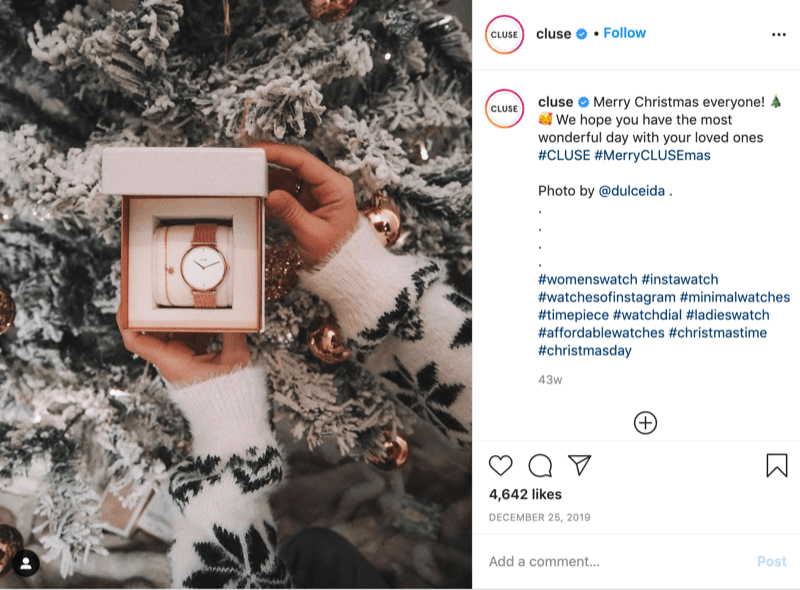 instagram post s @cluse koji prikazuje sliku modela zasnježenog pahuljicom koji drži sat ispred snježnog drveta od @dulceida s hashtagovima #cluse i #meryclusemas