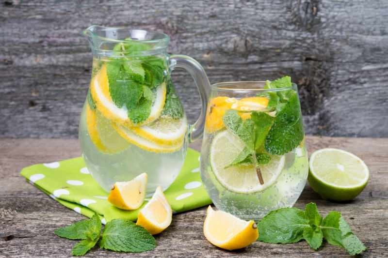 mineralna voda s limunom opušta želudac