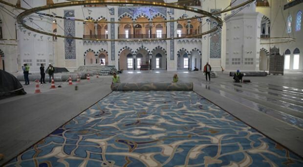 Postavljeni su tepisi džamije Çamlıca