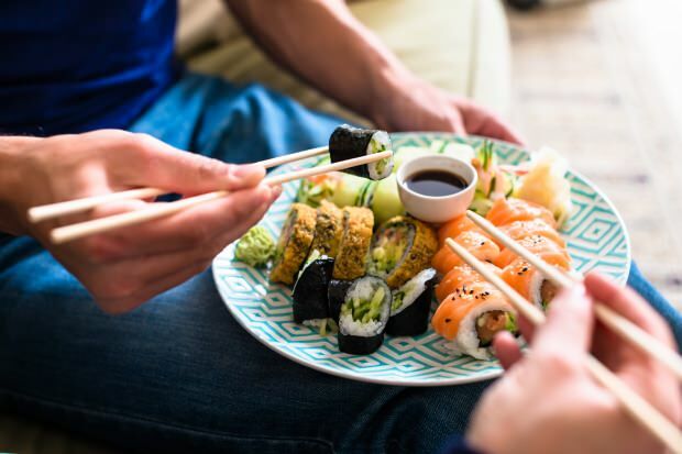 Kako jesti sushi? Kako napraviti sushi kod kuće? Sushi trikovi