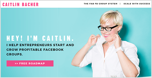 Na web stranici Caitlin Bacher nalazi se pozadina zelene boje s fotografijom na kojoj Caitlin podiže ovratnik košulje. Crni tekst kaže Hej, ja sam Caitlin i pomažem poduzetnicima da započnu i rastu profitabilne Facebook grupe.