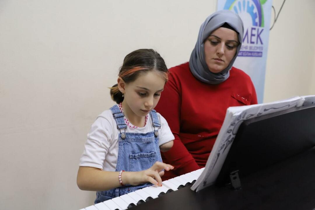 Zeynep, koja nije rođena s lijevom rukom, podržava majka.