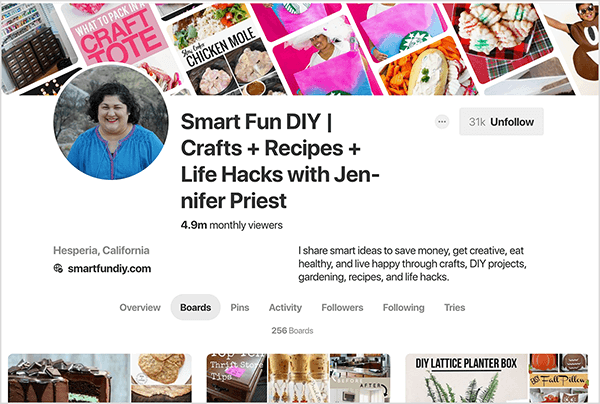 Ovo je snimka zaslona Pinterest profila Jennifer Priest, s odabranom karticom Ploče. Slika natpisa na vrhu sastavljena je od pin slika kosih na dijagonali. Naslov njezina profila je „Smart Fun DIY | Obrt + Recepti + Life Hacks s Jennifer Priest ”. Opis kaže: "Dijelim pametne ideje kako bih uštedio novac, postao kreativan, hranio se zdravo i živio sretno od zanata, Uradi "uradi sam", vrtlarenje, recepti i životni hack. " Statistika kaže da njezin profil ima 4,9 milijuna gledatelja mjesečno i 256 daske. Sivi gumb u gornjem desnom kutu označava da ima 31 000 sljedbenika i crnim slovima je označen kao Ne prati. Ostali detalji napominju da se nalazi u Hesperiji u Kaliforniji, a njezino web mjesto je smartfundiy.com.