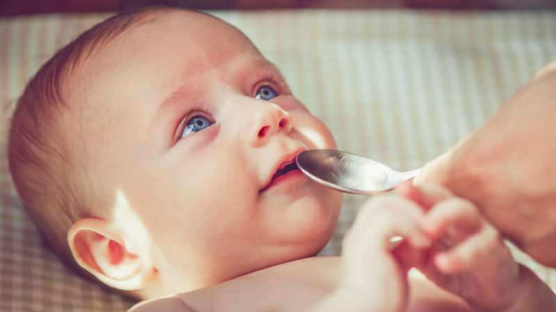 Kada se bebama daje voda? Daje li se voda djetetu hranjenom adaptiranim mlijekom pri prijelazu na komplementarnu hranu?