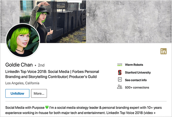 Ovo je snimka zaslona LinkedIn profila Goldie Chan. Ona je Azijka sa zelenom kosom. Na svojoj profilnoj fotografiji našminkana je, ima crnu ogrlicu od davnina i crnu košulju. Njezin slogan kaže „LinkedIn Top Voice 2018: Social Media | Suradnik u Forbesovom brendiranju i pripovijedanju | Ceh producenata "