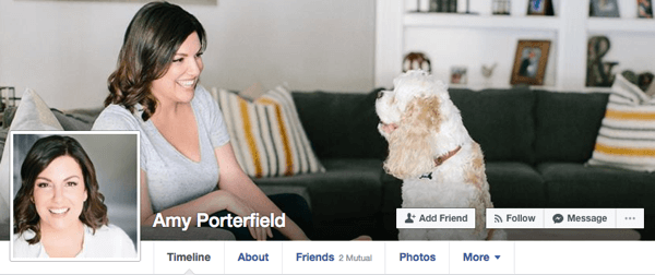 Amy Porterfield za svoj osobni Facebook profil koristi ležerne slike koje bi i dalje funkcionirale u poslovnom kontekstu.