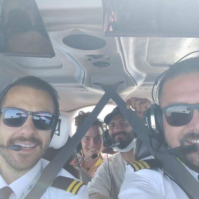 Pilot Ümit Erdim letio je poznatim imenima na svom prvom putovanju! Oğuzhan Koç i Demet Özdemir ...