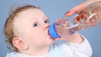 Treba li bebama dati vodu?