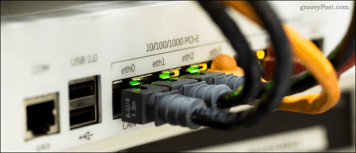 Ethernet kabeli uključeni u mrežni prekidač
