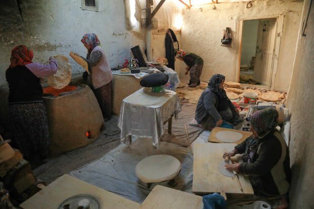Žene prave kruh od tandoora