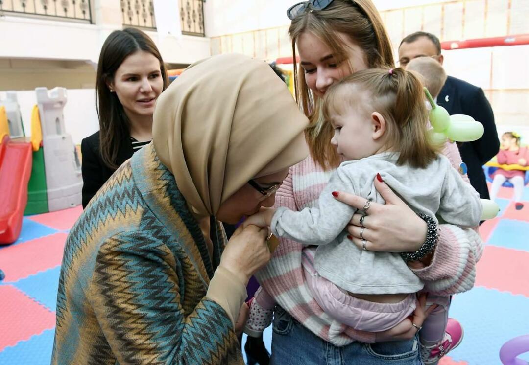 Emine Erdoğan susrela se s djecom bez roditelja dovedenom iz Ukrajine